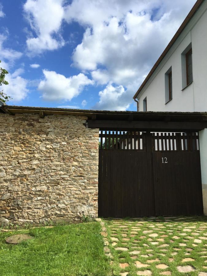 Apartman Na Vrsku Klenovice  Buitenkant foto