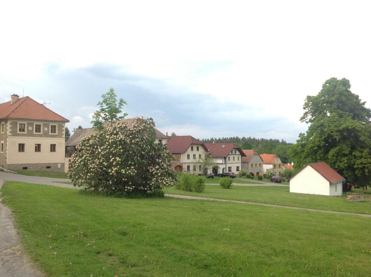 Apartman Na Vrsku Klenovice  Buitenkant foto